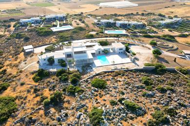 Superbe villa d'architecte surplombant la baie d'Isterni, Paros