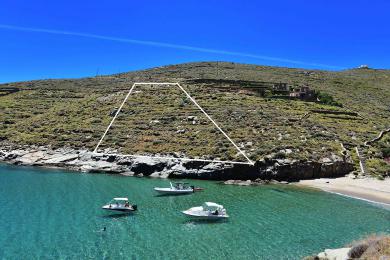 Terrain les pieds dans l'eau a vendre a Kea, Grece