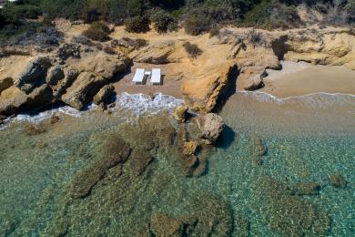 Strandparadies: Elegante Villa mit Privatstrand auf Paros