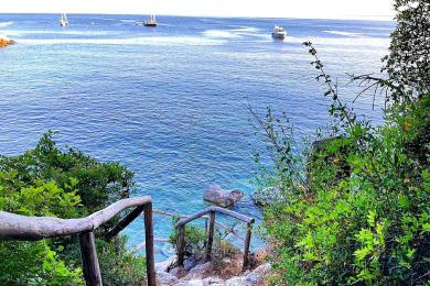 Maison les pieds dans l'eau a vendre a Skopelos