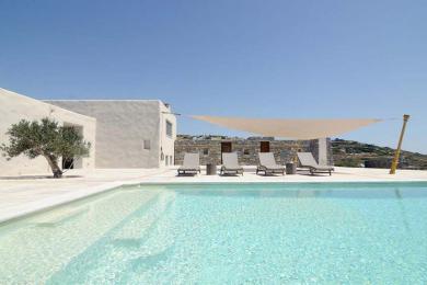 Superbe villa d'architecte surplombant la baie d'Isterni, Paros