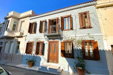 Maison néoclassique à trois étages à vendre à Petralona